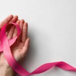 O mês de outubro é marcado pela campanha Outubro Rosa, que reforça a importância da prevenção e do cuidado com a saúde da mulher. Em Tailândia, o AME e outras unidades de saúde do município realizam, nesta sexta-feira (25), uma ação especial dedicada à conscientização e à promoção da saúde feminina. A programação acontece das 8h às 11h, no AME, e contará com palestras educativas, orientações preventivas e testagem rápida para doenças relacionadas à saúde da mulher. Participam da ação a Dra. Ana Rúbia e a enfermeira Horrana Galdino, que irão compartilhar informações e tirar dúvidas sobre cuidados essenciais à saúde. A iniciativa é promovida pela Secretaria Municipal de Saúde, em parceria com o AME e demais unidades da rede, e integra as atividades do Outubro Rosa no município, fortalecendo o compromisso de Tailândia com o diagnóstico precoce, o autocuidado e o bem-estar das mulheres.